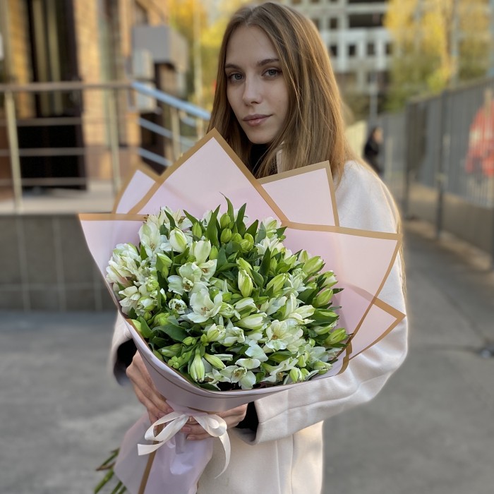 25 белых альстромерий