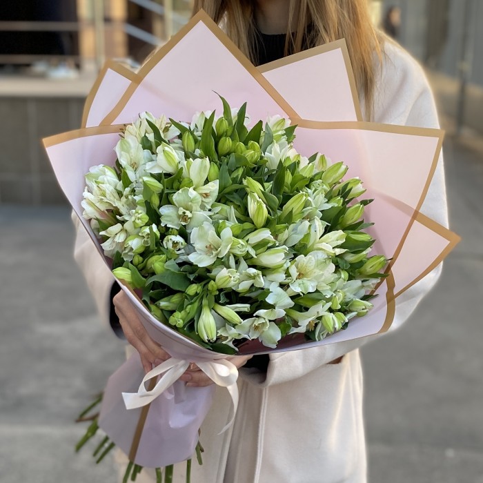 25 белых альстромерий