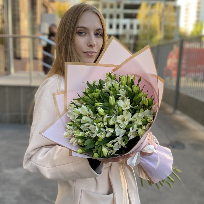 25 белых альстромерий