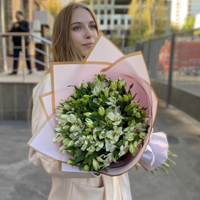 25 белых альстромерий