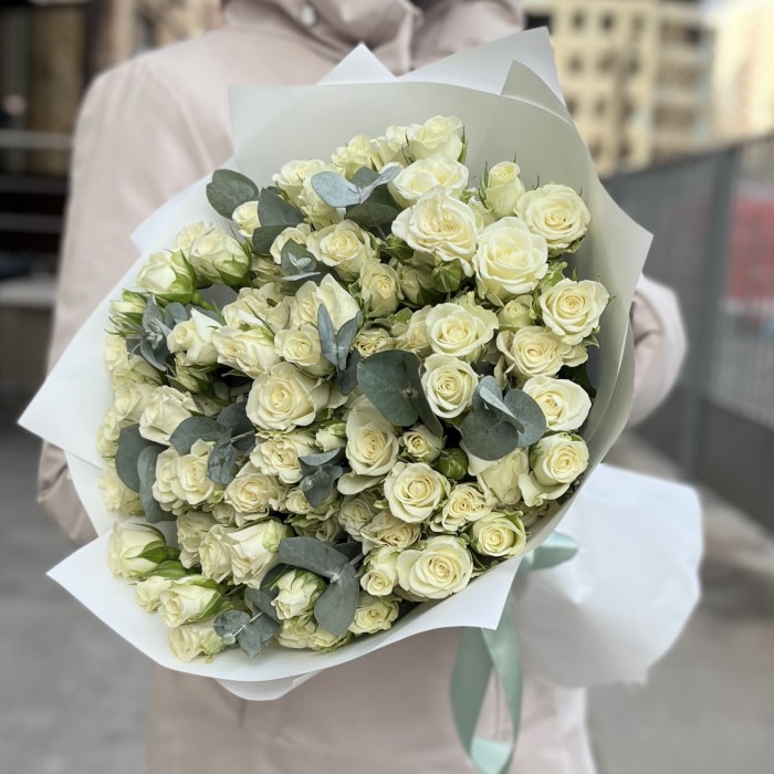 25 белых кустовых роз Сноуфлейк с эвкалиптом