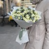 25 белых кустовых роз Сноуфлейк с эвкалиптом