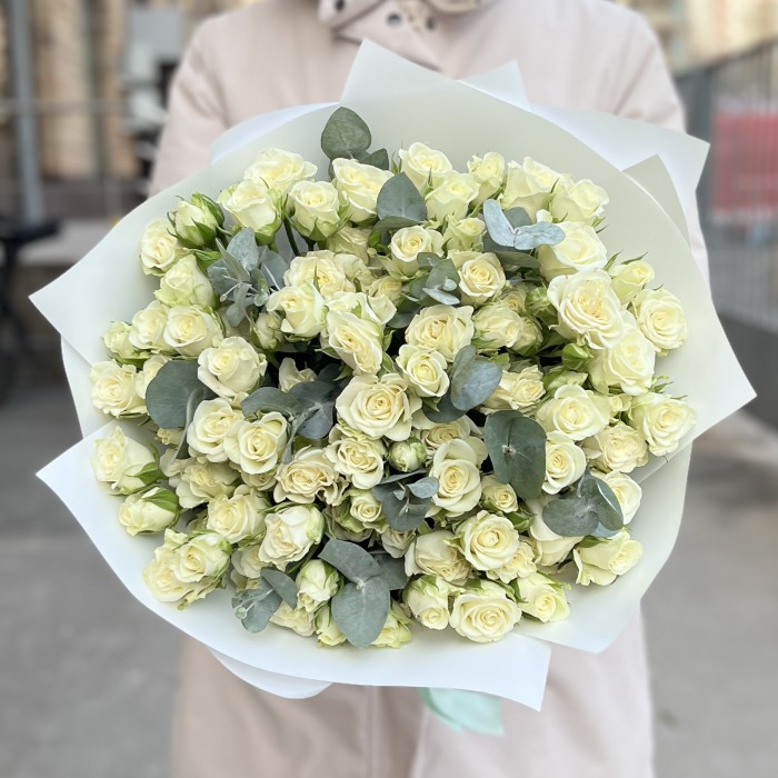 25 белых кустовых роз Сноуфлейк с эвкалиптом