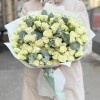 25 белых кустовых роз Сноуфлейк с эвкалиптом