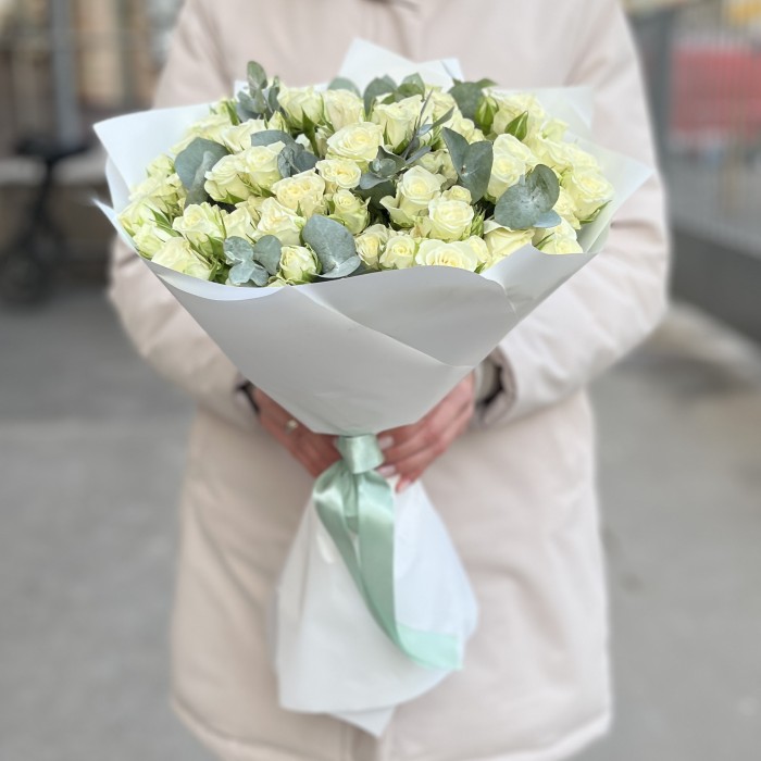 25 белых кустовых роз Сноуфлейк с эвкалиптом