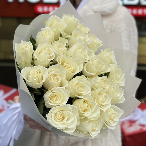 25 длинных белых роз 70 см