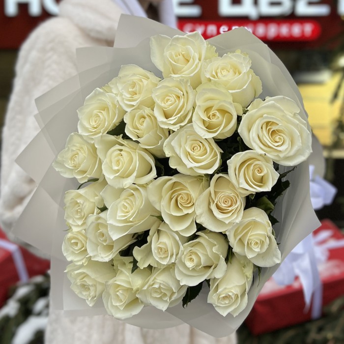 25 длинных белых роз 70 см