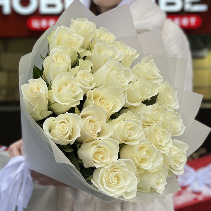 25 длинных белых роз 70 см