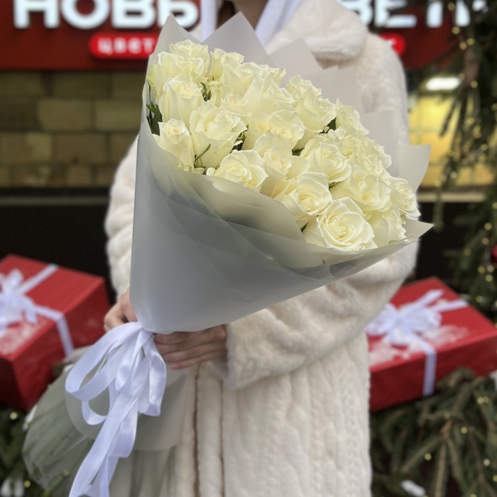 25 длинных белых роз 70 см
