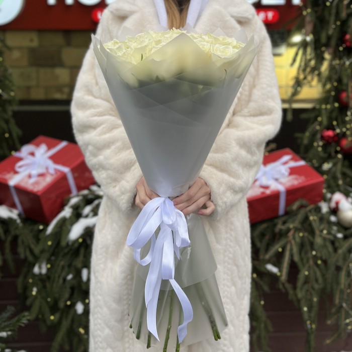 25 длинных белых роз 70 см