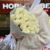 25 длинных белых роз 70 см