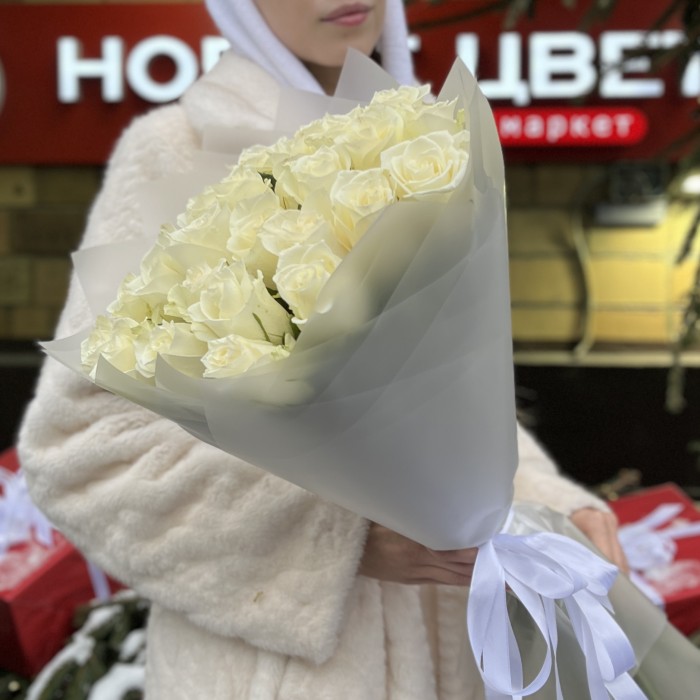 25 длинных белых роз 70 см