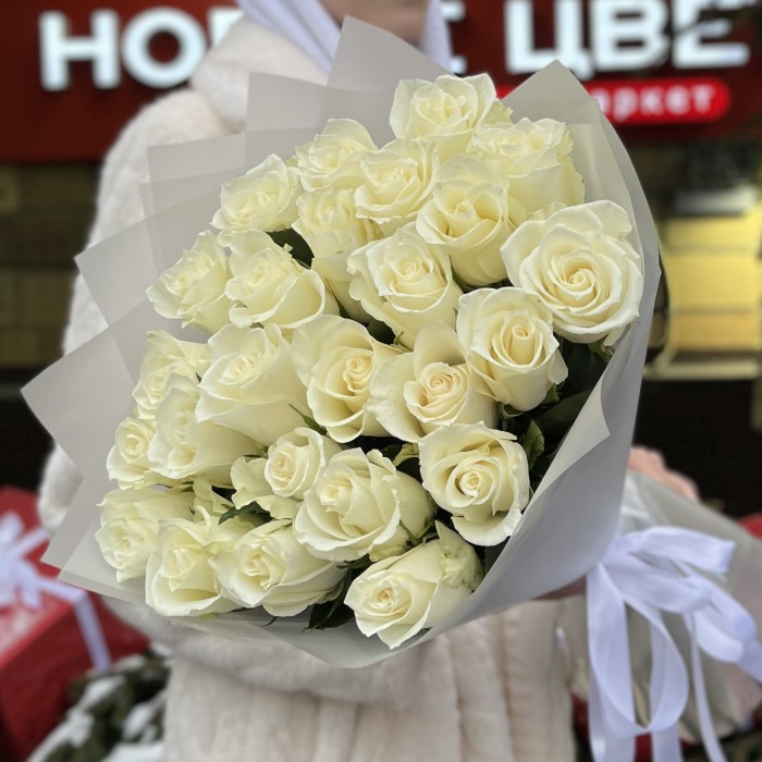 25 длинных белых роз 70 см