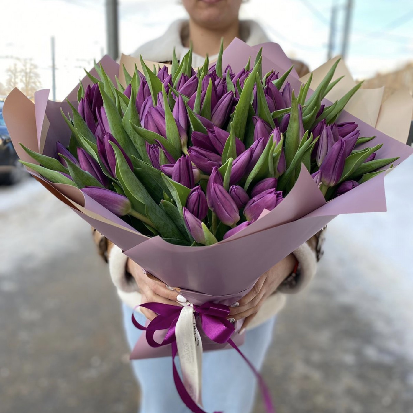 Букет с яркими сиреневыми тюльпанами на День Святого Валентина