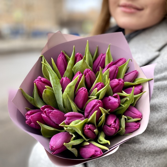 Букет фиолетовых тюльпанов