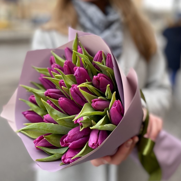 Букет фиолетовых тюльпанов