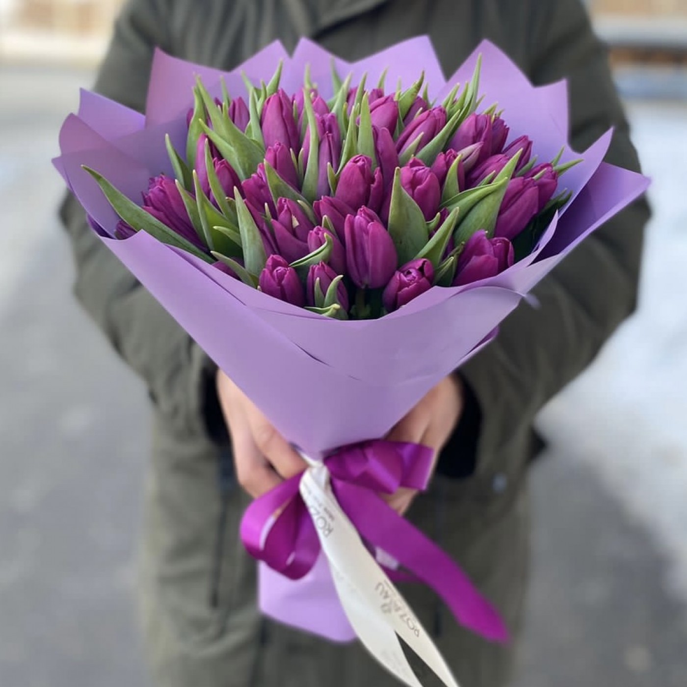 Шикарные букеты сиреневых тюльпанов на 14 февраля