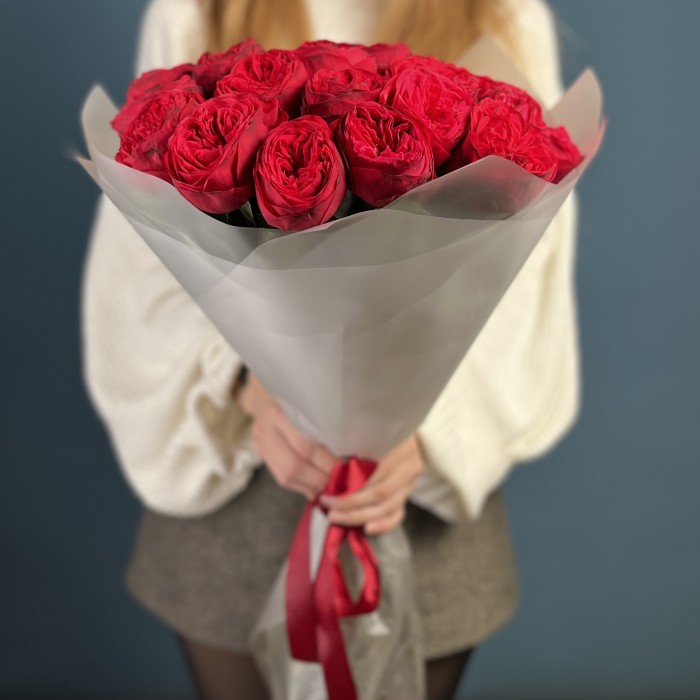 25 красных пионовидных роз Ред Пиано 60 см
