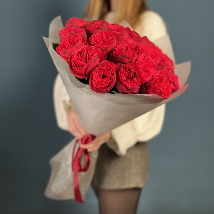 25 красных пионовидных роз Ред Пиано 60 см