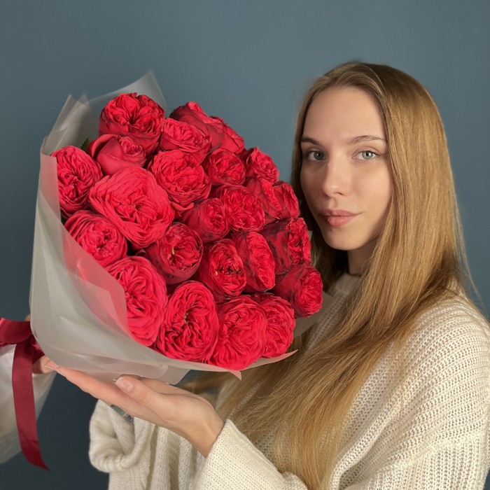25 красных пионовидных роз Ред Пиано 60 см
