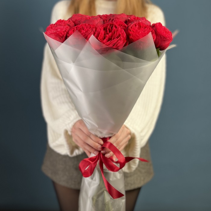 25 красных пионовидных роз Ред Пиано 50 см