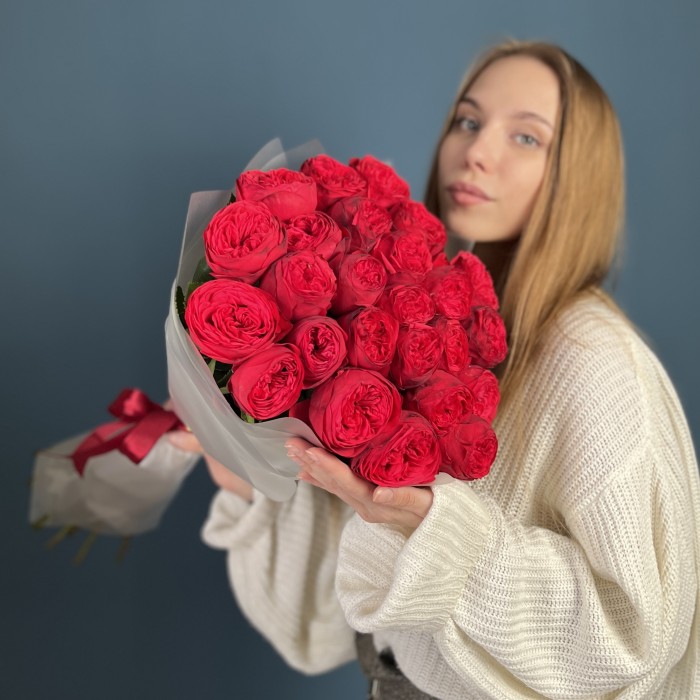 25 красных пионовидных роз Ред Пиано 50 см