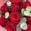 15 красных роз с эвкалиптом