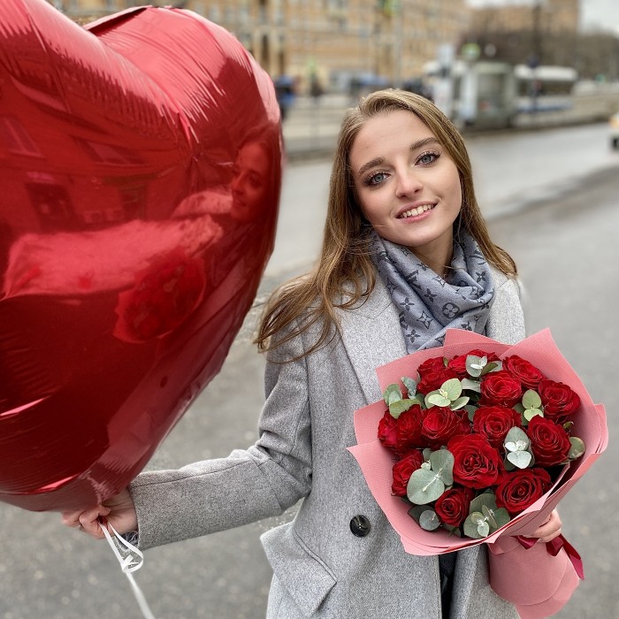 15 красных роз с эвкалиптом