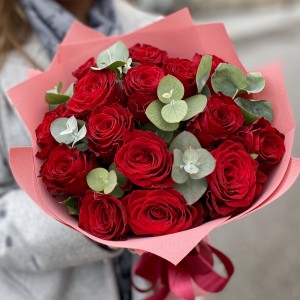 15 красных роз с эвкалиптом