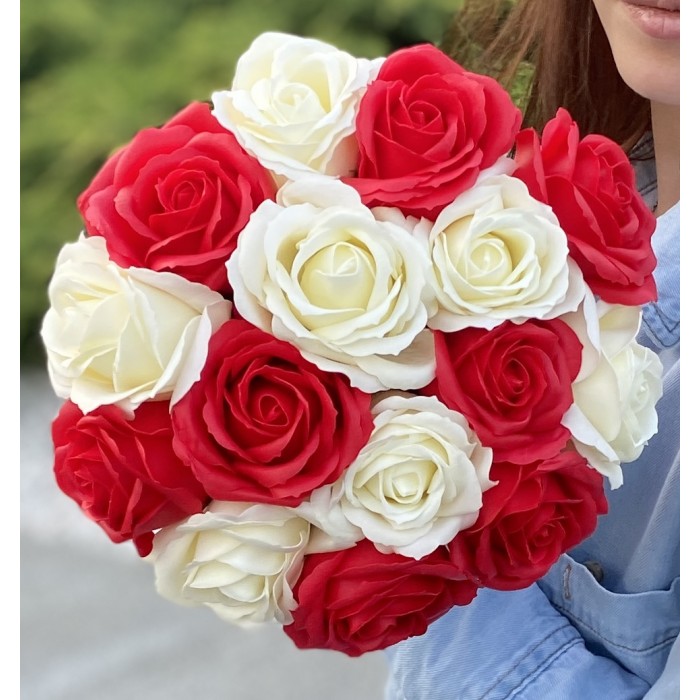 15 красно-белых мыльных роз в коробке