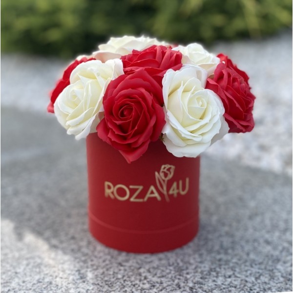 15 красно-белых мыльных роз в коробке