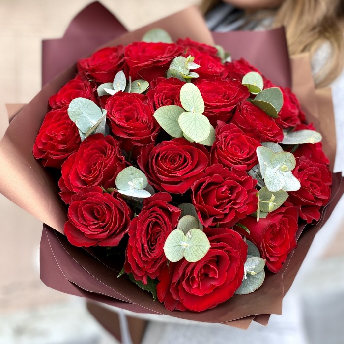 25 красных роз 40 см с эвкалиптом