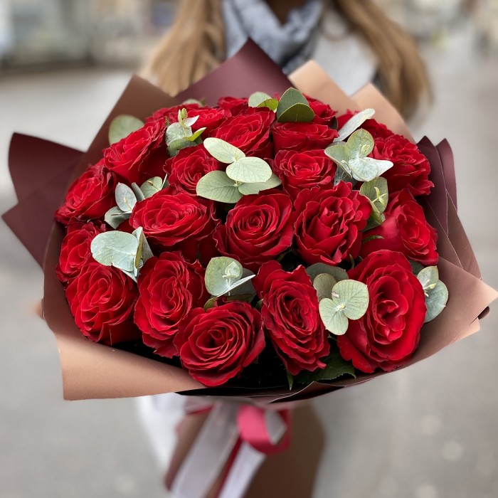 25 красных роз 40 см с эвкалиптом