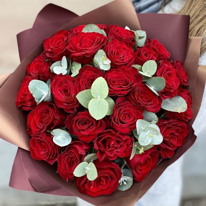 25 красных роз 40 см с эвкалиптом
