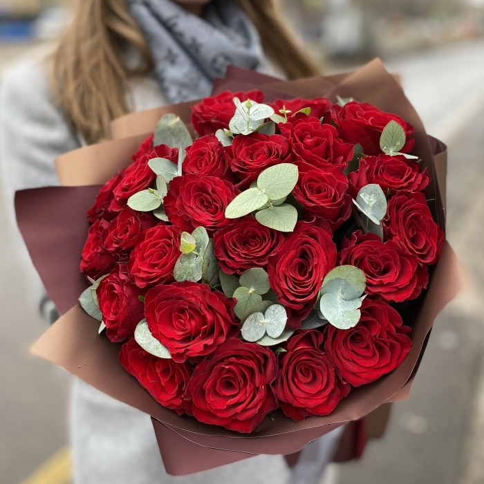 25 красных роз 40 см с эвкалиптом