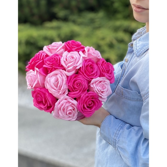15 розовых мыльных роз в коробке