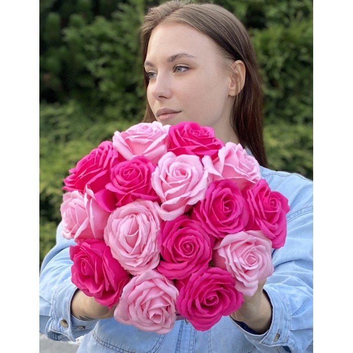 15 розовых мыльных роз в коробке