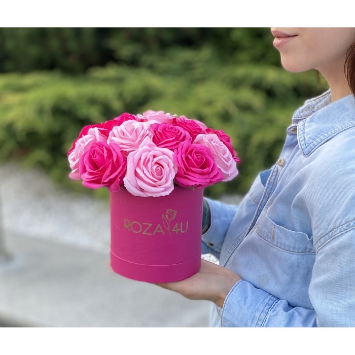 15 розовых мыльных роз в коробке