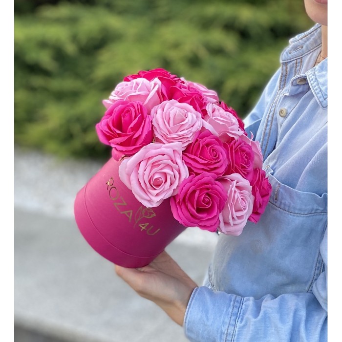 15 розовых мыльных роз в коробке