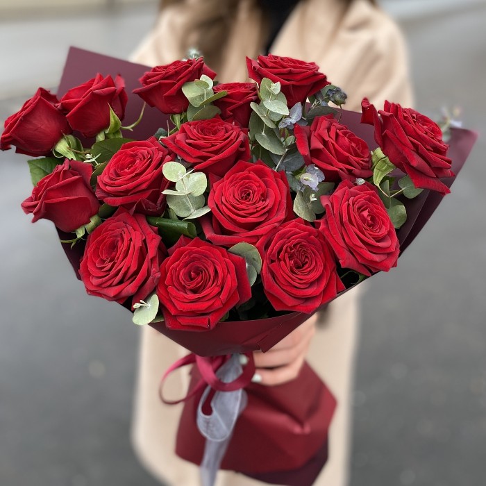 15 красных роз 60 см с эвкалиптом