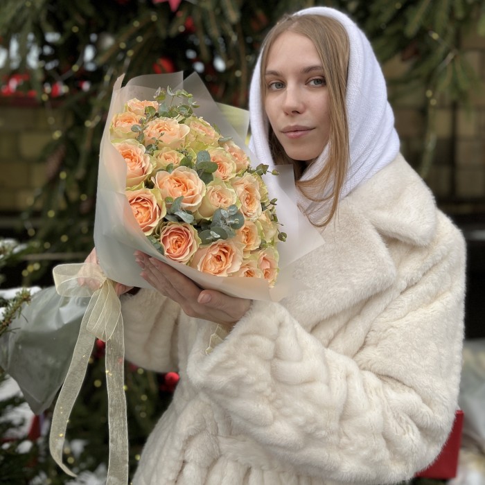 25 кремовых пионовидных роз Гравити с эвкалиптом