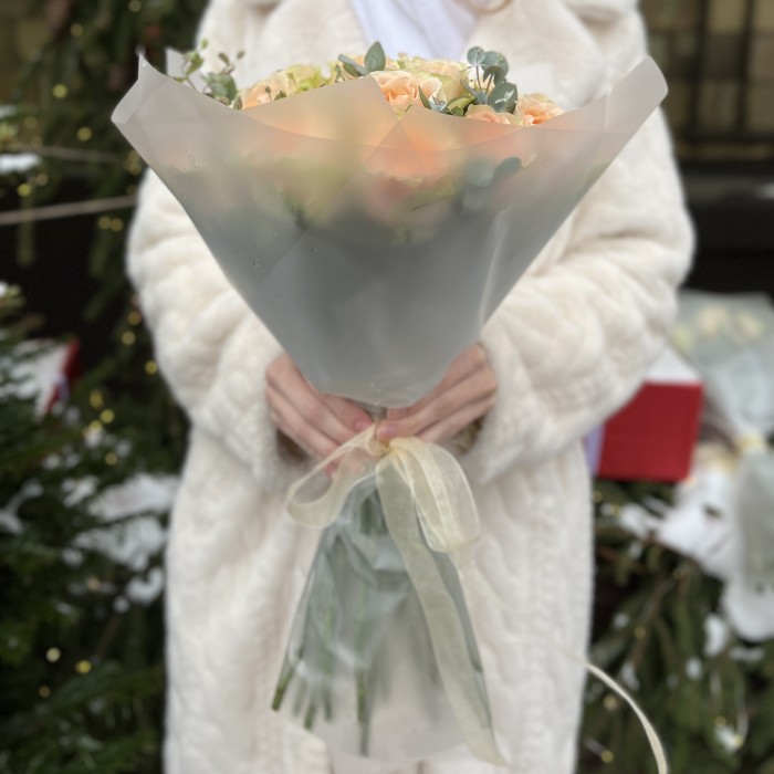 25 кремовых пионовидных роз Гравити с эвкалиптом