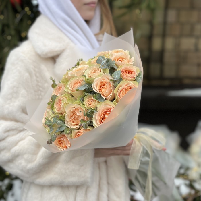 25 кремовых пионовидных роз Гравити с эвкалиптом