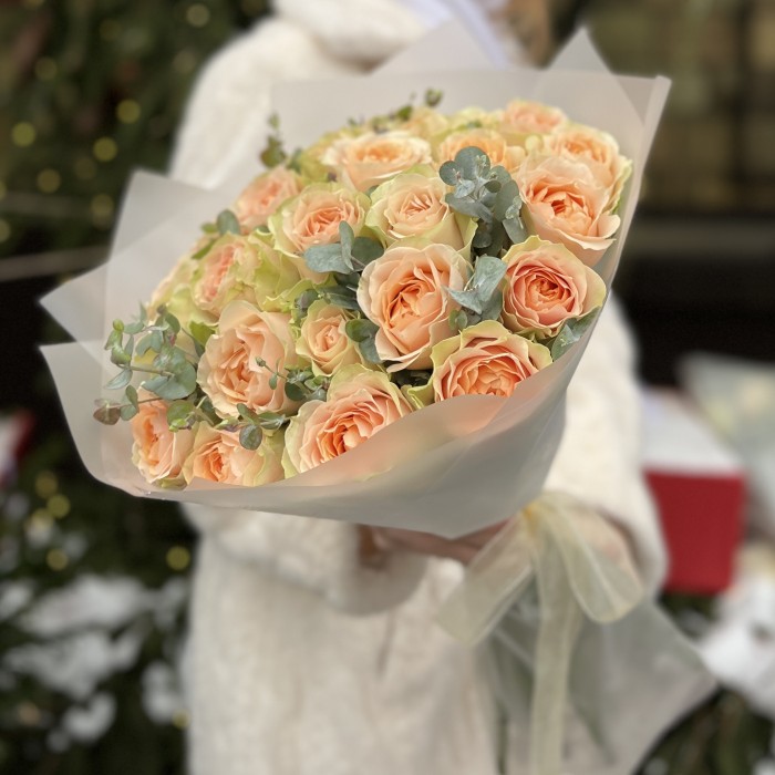 25 кремовых пионовидных роз Гравити с эвкалиптом