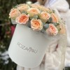 25 кремовых пионовидных роз Гравити в коробке