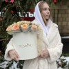 25 кремовых пионовидных роз Гравити в коробке