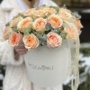 25 кремовых пионовидных роз Гравити в коробке