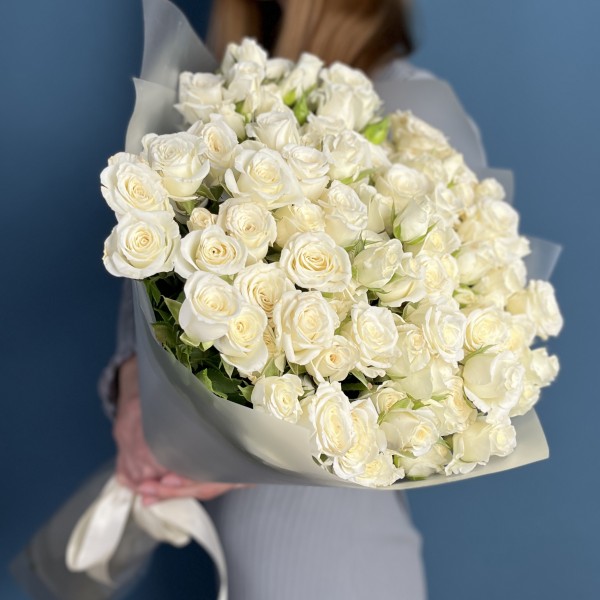 25 кустовых белых роз Сноуфлейк 60 см