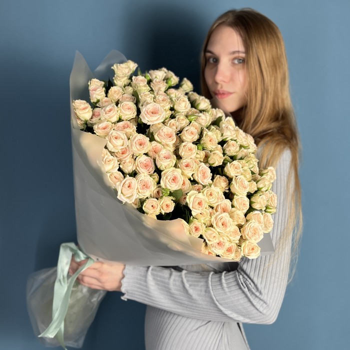 25 кустовых персиковых роз Свит Сара 60 см