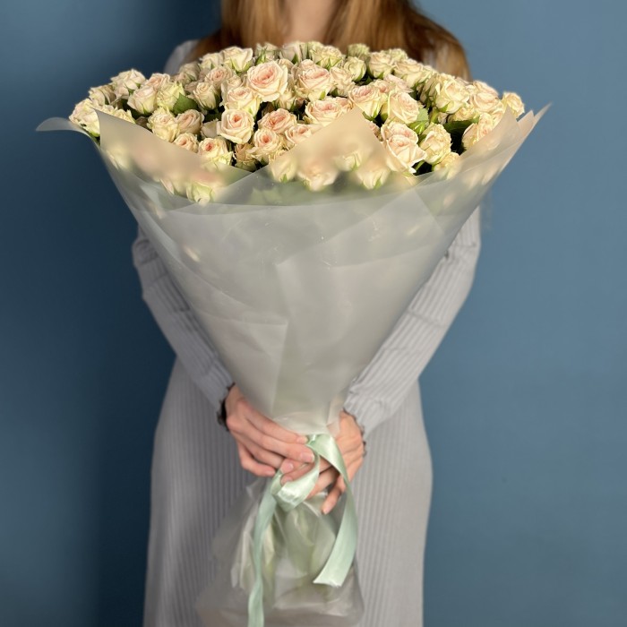 25 кустовых белых роз Сноуфлейк 60 см